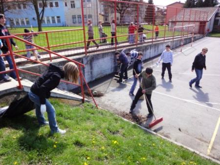 Tudi OŠ Dragotina Ketteja se je vključila v vseslovensko akcijo čiščenja 03